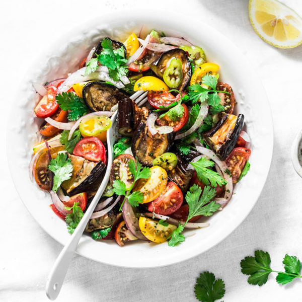 Ensalada de setas, lechuga, tomate, cebolla frita y tacos de Heüra mediterráneos